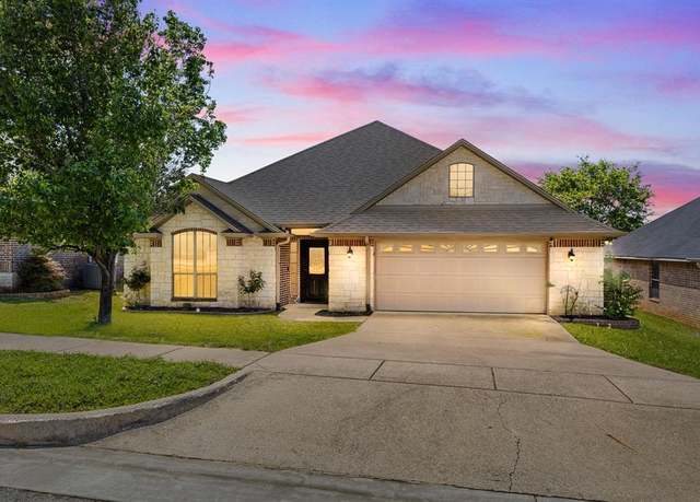 Property at 1625 Skidmore Ln, Tyler, TX 75703, 4 beds, 4 baths