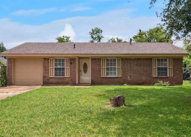 Property at 1403 S Rockwall Ave, Terrell, TX 75160, 4 beds, 2.5 baths