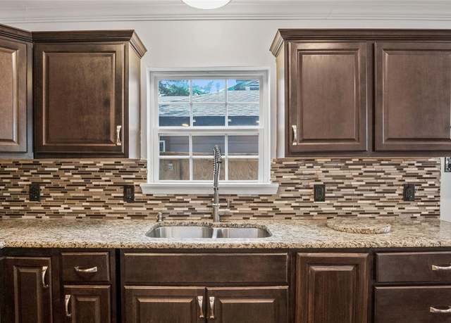 Property at 3338 Falls Dr, Dallas, TX 75211, 4 beds, 2 baths