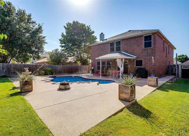 Property at 1303 Red Deer Way, Arlington, TX 76002, 5 beds, 2.5 baths