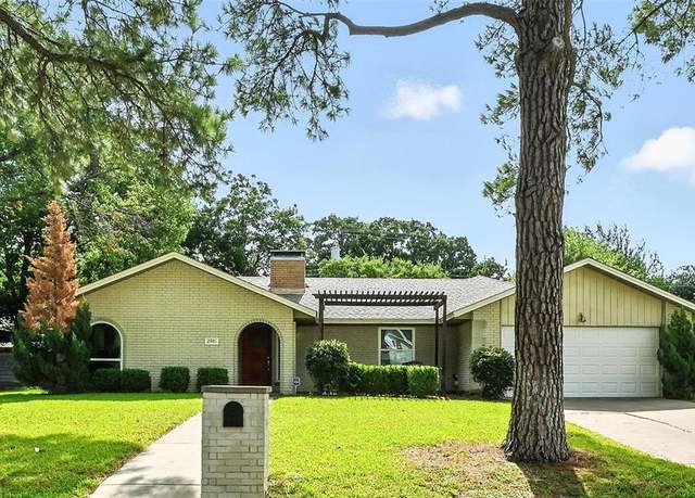 Property at 2305 Tanglewood Dr, Grapevine, TX 76051, 3 beds, 2 baths