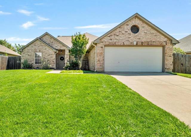 Property at 817 Countryside Dr, Aubrey, TX 76227, 3 beds, 2 baths
