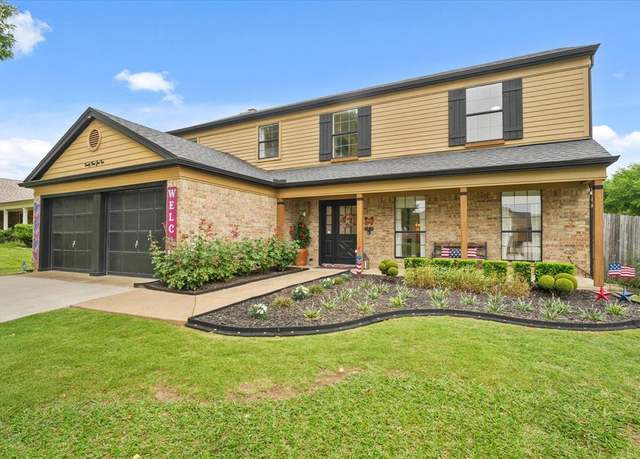 Property at 2302 Warwick Ave, Grand Prairie, TX 75052, 4 beds, 2.5 baths