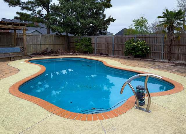 Property at 107 Summit Dr, Bossier City, LA 71111, 4 beds, 2 baths