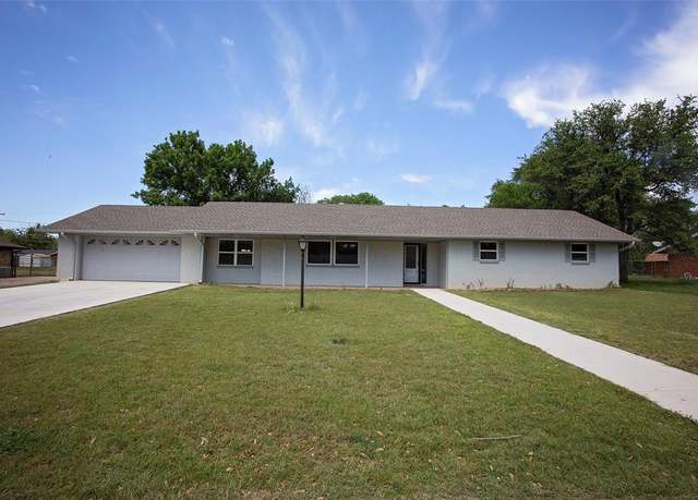 Property at 1419 Crescent Dr, Graham, TX 76450, 3 beds, 2.5 baths
