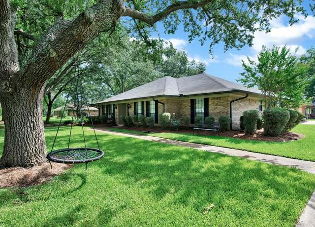 Property at 112 Rolling Meadow Ln, Bossier City, LA 71112, 4 beds, 2.5 baths