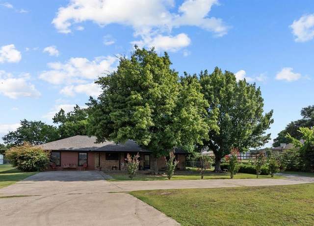 Property at 2038 Hill Top Cir, Weatherford, TX 76085, 3 beds, 2 baths