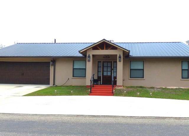 Property at 125 Parkview, Brady, TX 76825, 3 beds, 3 baths