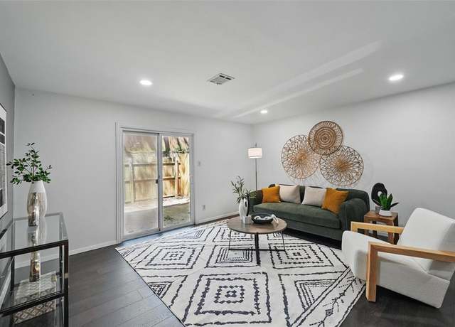 Property at 19 Abbey Rd, Euless, TX 76039, 2 beds, 1.5 baths