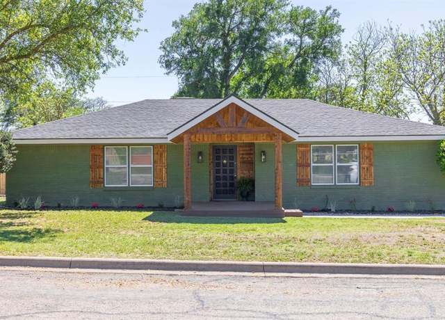 Property at 1705 Broadmoor Dr, Brownwood, TX 76801, 4 beds, 2 baths
