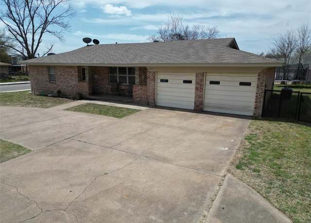 Property at 810 N Charlotte Ave, Stephenville, TX 76401, 3 beds, 2 baths