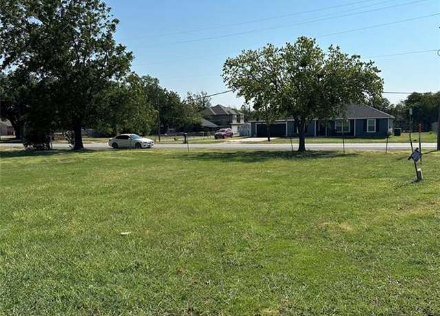 Property at 206 N 3rd St, Grandview, TX 76050