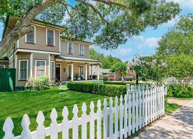 Property at 414 W Columbia St, Weatherford, TX 76086, 4 beds, 2 baths
