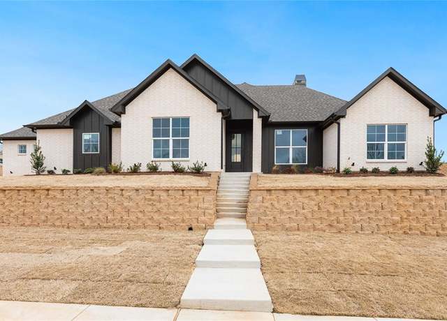 Property at 997 Mallard Dr, Lindale, TX 75771, 4 beds, 2.5 baths