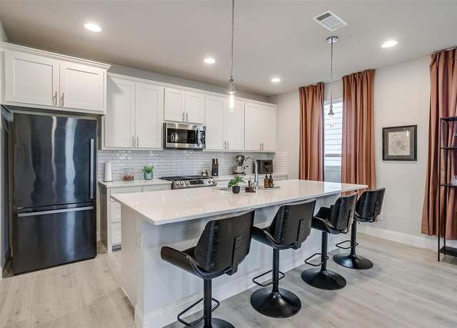 Property at 3485 Vista Highlands Ln, Fort Worth, TX 76135, 3 beds, 3.5 baths