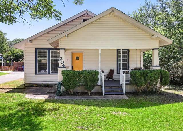Property at 204 W University Ave, Waxahachie, TX 75165, 2 beds, 1 bath
