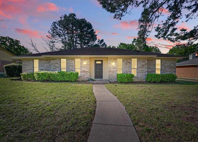 Property at 824 Sandpiper Dr, Denton, TX 76205, 4 beds, 2.5 baths