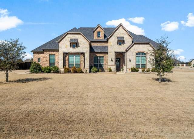 Property at 8261 Stonewall Dr, Waxahachie, TX 75167, 4 beds, 3.5 baths