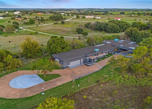 Property at 409 Indian Creek Dr, Comanche, TX 76442, 4 beds, 2.5 baths