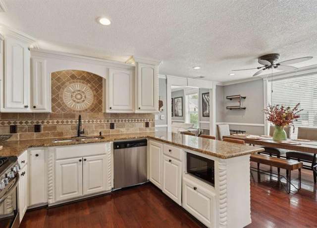Property at 937 W 8th St, Dallas, TX 75208, 4 beds, 3 baths