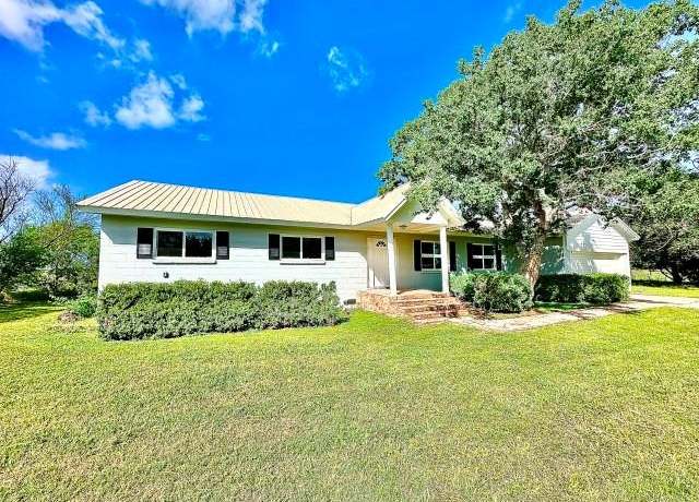 Property at 380 King Dr, Victoria, TX 77904, 4 beds, 2 baths