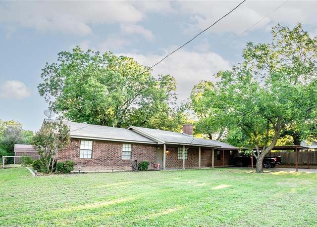 Property at 306 W Cottonwood St, Nocona, TX 76255, 3 beds, 2 baths