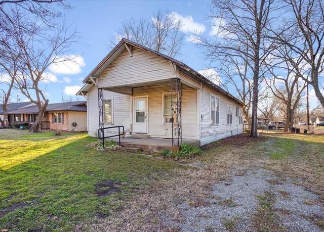 Property at 1007 Lynn St, Bonham, TX 75418, 3 beds, 1 bath