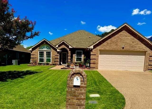 Property at 2117 Pinwood Cir, Arlington, TX 76001, 4 beds, 2 baths
