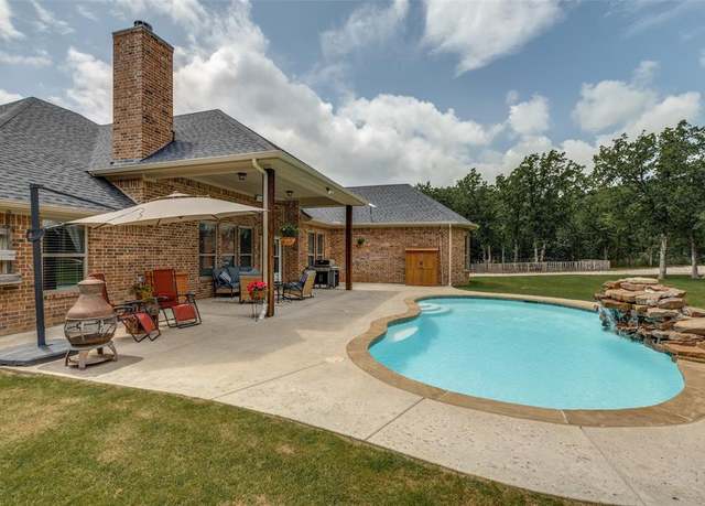 Property at 104 Tanglewood Dr, Paradise, TX 76073, 4 beds, 2 baths
