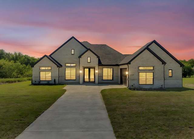 Property at 4217 Southern Oaks Dr, Royse City, TX 75189, 4 beds, 2.5 baths