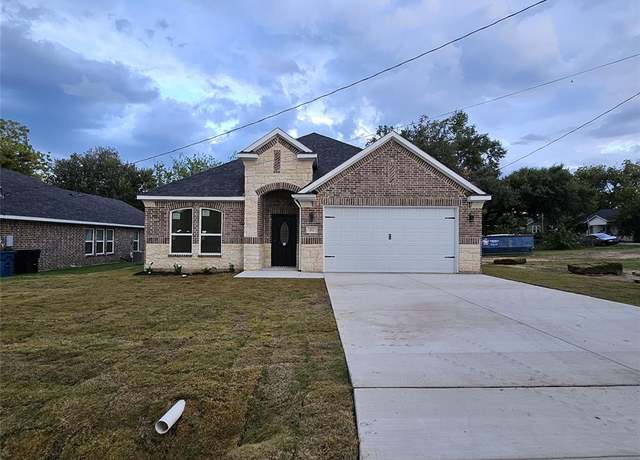 Property at 202 E 1st North St, Kaufman, TX 75142, 4 beds, 2 baths