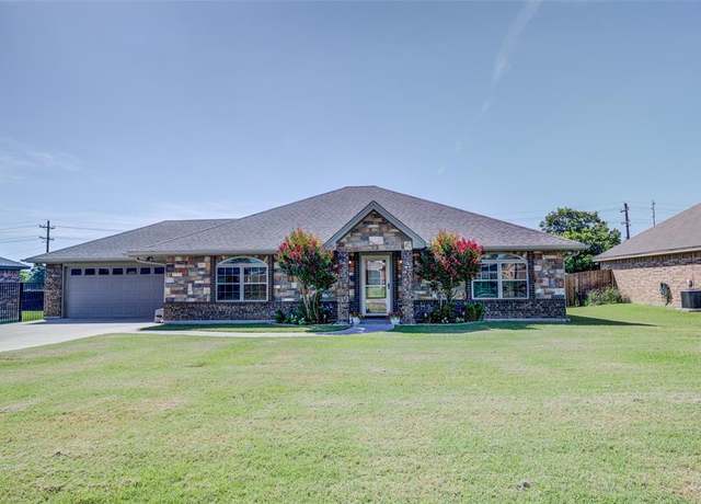 Property at 707 Meadow Ln, Bowie, TX 76230, 3 beds, 2 baths