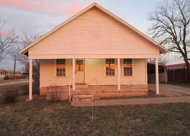 Property at 916 N Bridge St, Henrietta, TX 76365, 3 beds, 1 bath
