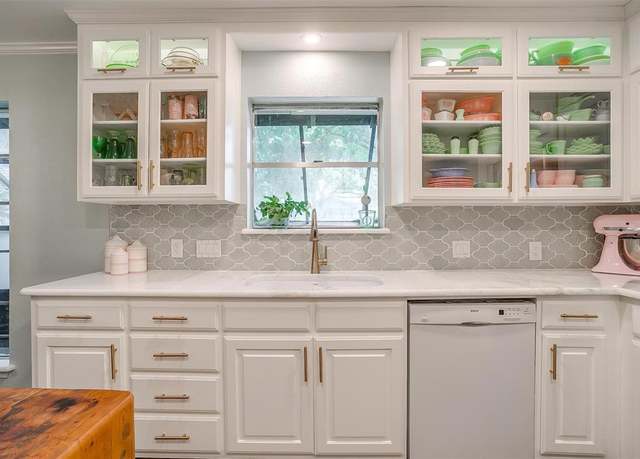 Property at 512 N Parkridge Dr, Mansfield, TX 76063, 4 beds, 3 baths