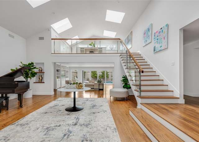 Property at 6005 Northwood Rd, Dallas, TX 75225, 5 beds, 5.5 baths