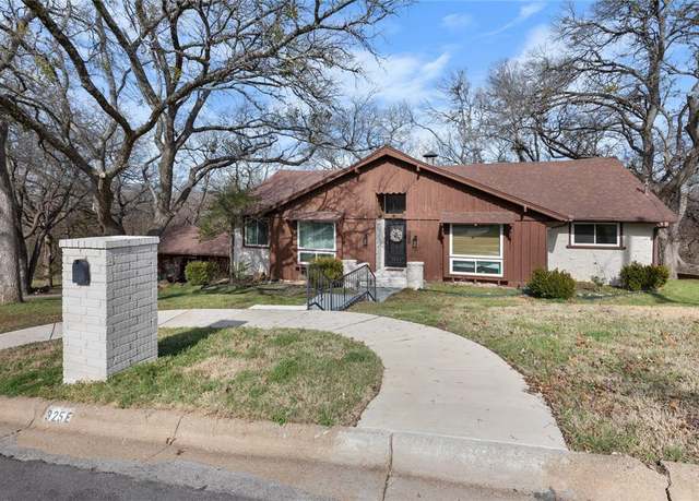 Property at 325 Arapaho E, Sherman, TX 75092, 5 beds, 3 baths