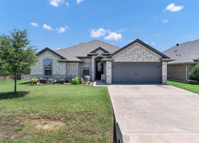 Property at 540 Clearwater Pl, Granbury, TX 76049, 4 beds, 2 baths