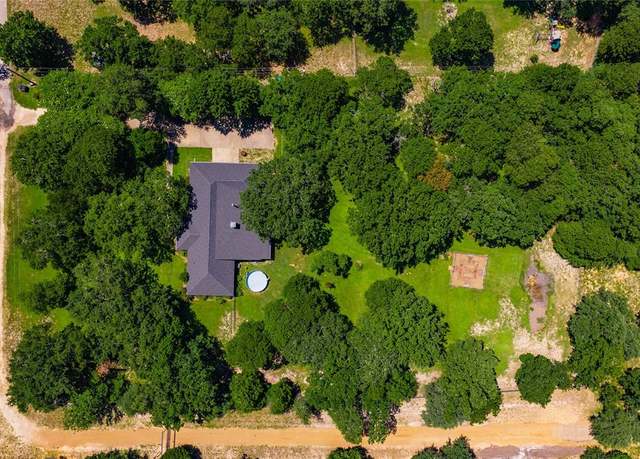 Property at 5 Linden Ln, Athens, TX 75751, 4 beds, 3 baths