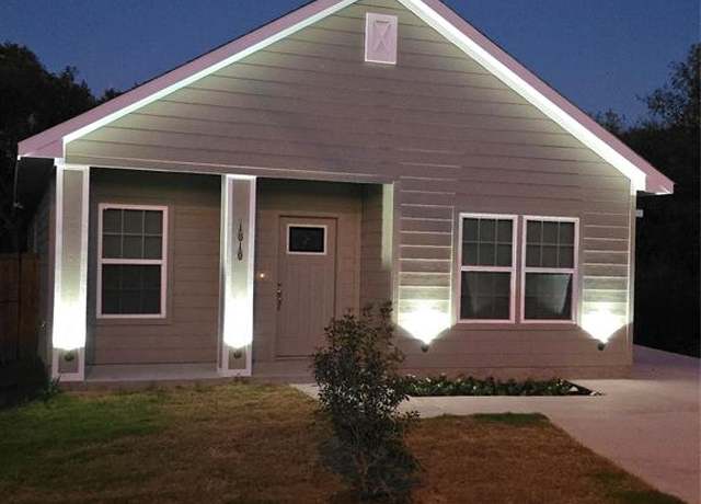 Property at 1010 S Preston St, Ennis, TX 75119, 3 beds, 2 baths