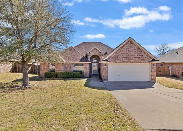 Property at 214 Willow Creek Dr, Weatherford, TX 76085, 4 beds, 2 baths