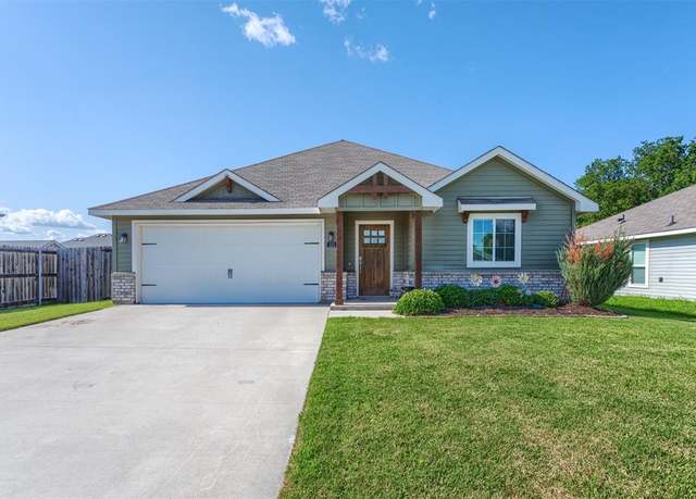 Property at 111 Arrowhead Dr, Sanger, TX 76266, 3 beds, 2 baths