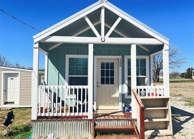 Property at 506 Green St, Bowie, TX 76230, 1 bed, 1 bath