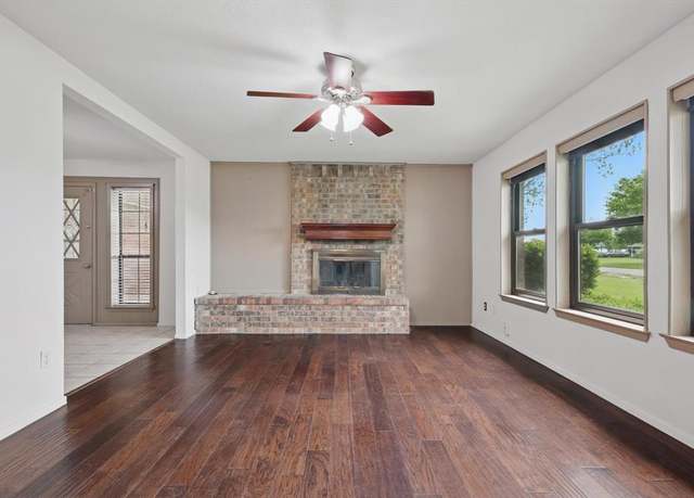Property at 112 Bow Creek Cir, Red Oak, TX 75154, 4 beds, 3 baths