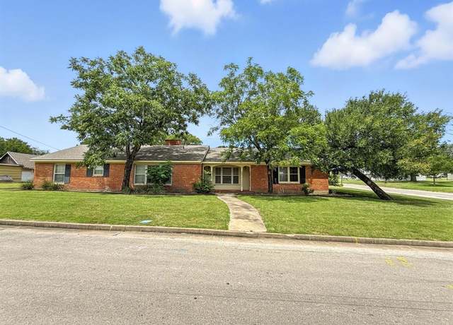Property at 700 Park St St, Gatesville, TX 76528, 3 beds, 3 baths