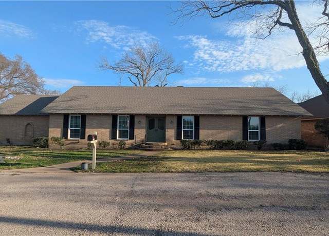 Property at 1122 W 6th St, Mcgregor, TX 76657, 3 beds, 2 baths