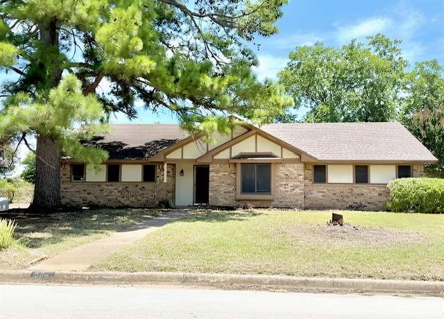 Property at 805 Lee Ct, Azle, TX 76020, 3 beds, 2 baths