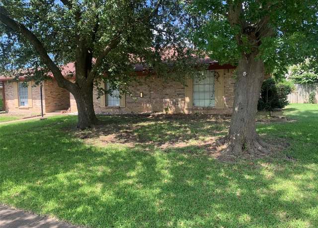 Property at 1726 Crescent Dr, Sherman, TX 75092, 4 beds, 2.5 baths