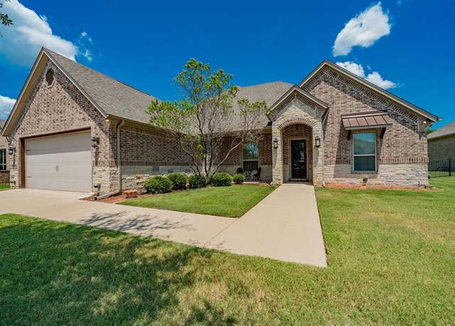 Property at 2041 Clive Dr, Granbury, TX 76048, 3 beds, 2 baths