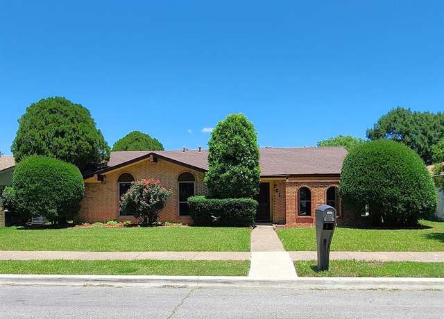 Property at 701 Woodcastle Dr, Garland, TX 75040, 3 beds, 2 baths