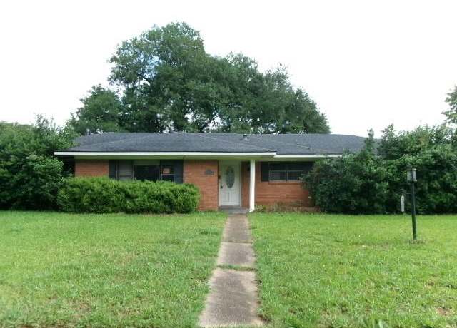 Property at 2319 Arlington Pl, Bossier City, LA 71111, 3 beds, 2 baths